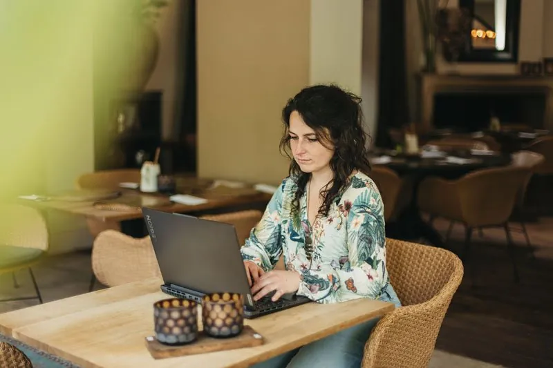 Simone Hervij designing a website for a dog business
